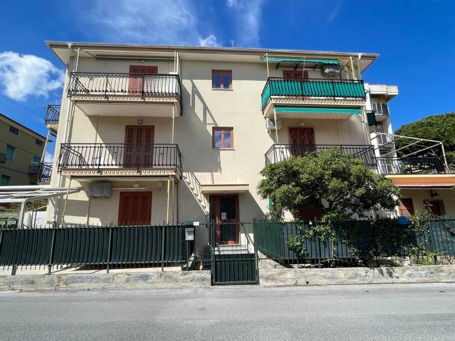 Free Parking Casa Con Giardino - Centro Mare A 5 Minuti Apartment Pietra Ligure Exterior photo